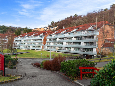 Stor 2-roms med solrik balkong og garasjeplass. Sentralt i Åsane med kort gange til butikk og buss. Oppussingsobjekt.