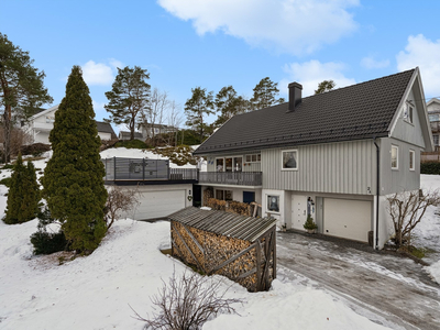 Stor bolig på en stor tomt. 3 etasjer med boligmasse og 3 garasjeplasser er noe av det du får her. Flott familiebolig