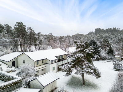 Stor flott enebolig- Dobbel garasje- Stor tomt- Hybel- Gode solforhold- Sentralt til skole og barnehage