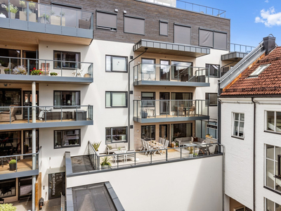 Tiltalende 3-roms eierleilighet fra 2019. Meget sentralt. Egen terrasse på 42 kvm. Stor garasjeplass. Heis.