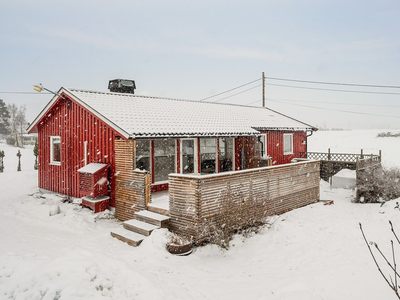 Trivelig enebolig på to etasjer i landlige omgivelser! Stor tomt og tilhørende garasjeuthus og skur.