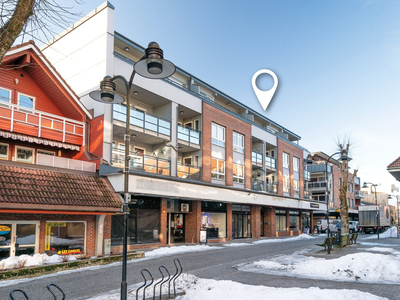 Vennesla sentrum | Velholdt 2-roms toppleilighet | Takterrasse m/ utsikt over gågata | Heis | P-plass under torget