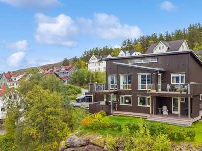 VISNING ONSDAG 14.2. VED PÅMELDING Moderne og innholdsrikt hus med panoramautsikt meget gode solforhold