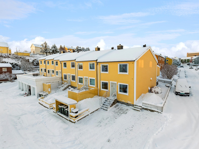 Visning (påmelding) Tirsdag 13.02 KL 17.30-18.00 Enderekkehus i borettslag med stor veranda og parkering - 3 soverom