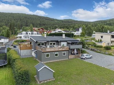 Lekker, lettstelt 1/2-part av tomannsbolig - 5 sov - 2 bad - Kjellerstue - Terrasse og hage - Solrikt - Carport