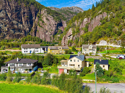 2 boligbygg med rehabiliteringsbehov, dødsbo. Selges på et av de mest idylliske nabolagene på Dale.