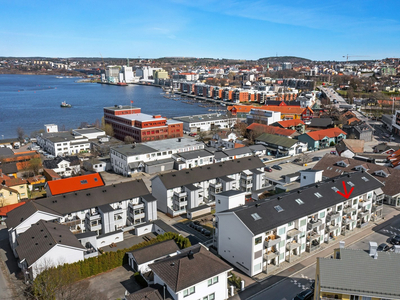 3-roms selveierleilighet med kort vei til tog, ferje og sentrum. Solrik balkong, garasjeplass og heis.