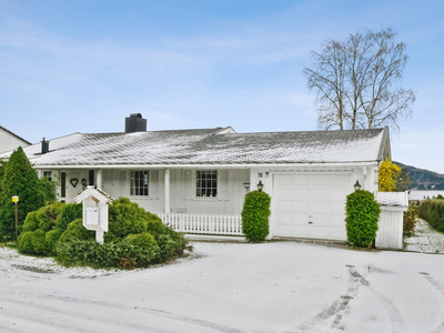 Brumunddal - velholdt og pen eiendom med flott hage, fine uteplasser og vakker utsikt. Garasje.