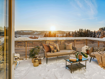 Drømmen om et landlig liv med marka som nabo, fantastisk utsikt og sørvendt terrasse med lang solgang. Egen garasjeplass