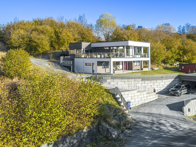 EIKSUND - BUD MOTTATT - Nyare og innhaldsrik bolig. Vannboren varme. Garasje. Høg standard