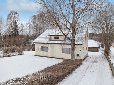 Eldre enebolig med romslig tomt og sentral beliggenhet på Ilseng | Garasje/uthus | Oppgraderingsbehov