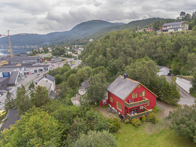 Enebolig med sentrumsnær beliggenhet, gode solforhold og fin utsikt mot Senja.