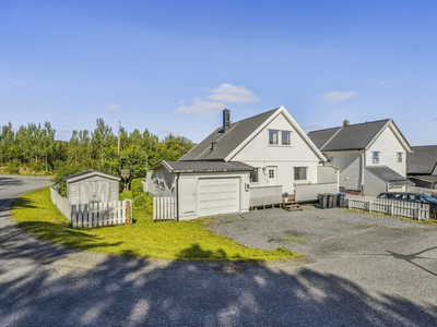 Familievennlig og innholdsrik enebolig med garasje - 5 soverom - kjellerstue - Solrik hjørnetomt med fin hage