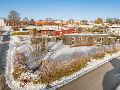 Fin familiebolig på hjørnetomt med fin hage. Barnevennlig område med kort veg til barnehager og skoler.