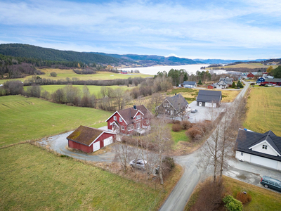 Flott eiendom i rolige og familievennlige omgivelser. Lys og moderne enebolig. Innredet leilighet i sokkel.