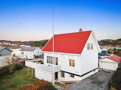 Flott enebolig med garasje og utleiedel (ikke godkjent). Solrik terrasse med sjøutsikt. Betydelig pusset opp i 2017-21.