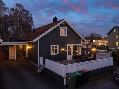 Flott enebolig over tre plan (1991) med solrike uteplasser - Carport - Sentralt og barnevennlig innerst i blindveien