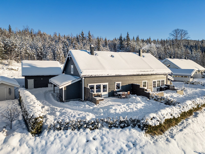 Flott halvpart av tomannsbolig med dobbel garasje i et barnevennlig og attraktivt område - Uinnredet loft på 65 kvm. BRA