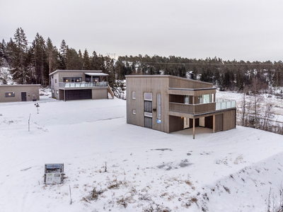 Flott nyoppført enebolig fra 2023 med carport. 4 sov, 2 bad. Tidsriktige løsninger. Gode lysforhold med lang solgang.