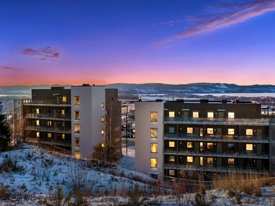 Flott og ubebodd 3-roms med mulighet for Husbankfinansiering. Vestvendt terrasse, langstrakt utsikt, garasje og heis.