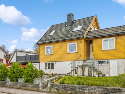 Halvpart av eierskap til romslig enebolig. Flere uteplasser med flott utsikt og gode solforhold. Dobbel carport.