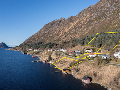 HAUGSBYGDA - Flott eiendom med enebolig, strandlinje, naust og stor tomt. Nydelig utsikt og gode solforhold!