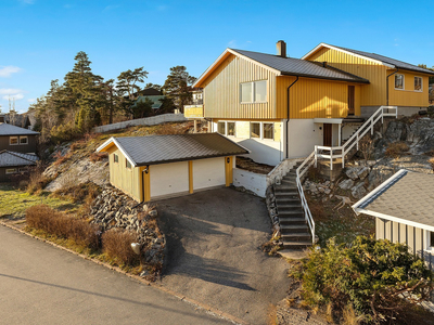 Høyt beliggende enebolig med hybel i underetasjen. Fantastisk utsikt til sjøen og festningen. Dobbel garasje.