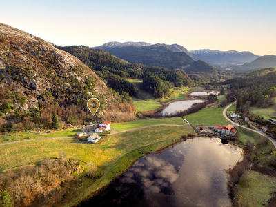 Idyllisk landbrukseiendom med strandlinje til Ålfjorden - Gode muligheter for jakt og fiske - Nausttomt!