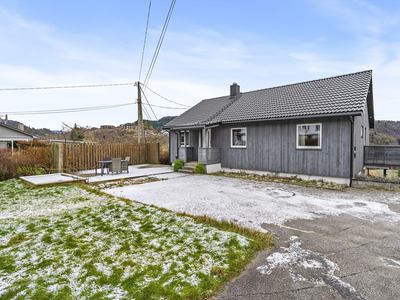 Innholdsrik enebolig på romslig og solrik tomt. Usjenert hage. Carport og garasje. Jevnlig oppgradert