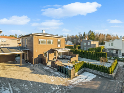 Innholdsrik og flott bolig | 2 baderom | 3 gode soverom | Carport | Pent uteområde | Gode solforhold