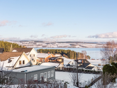 Kjedet enebolig fra 2019 med god beliggenhet nær Mjøsa. 2 soverom, carport, lagring og gode solforhold. Barnevennlig.