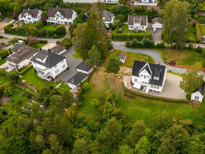 Klassisk, lys og påkostet enebolig med tomt på hele 3 184 m² - Høy standard - Panoramautsikt - Garasje - Svært solrikt