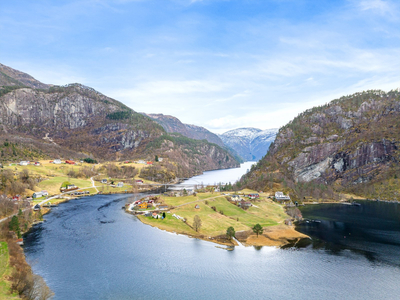 Koselig enebolig med garasje, båtfesterett og nydelig utsikt. Vestnorsk fjord- og fjellandskap som eventyrlig kulisse