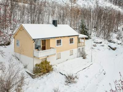 ØKSFJORD - Liten enebolig med vestvendt beliggenhet | Flotte utsiktsforhold | Renoveringsbehov