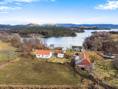 Kvalvåg - Landbrukseiendom i idylliske omgivelser - Oppgradering på bygninger må påregnes