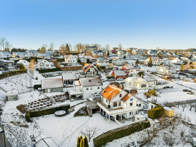 Lekker enebolig med hybel og flott sjøutsikt. Attraktivt område med kort vei til skoler, barnehage og Fjellheisen/tog.