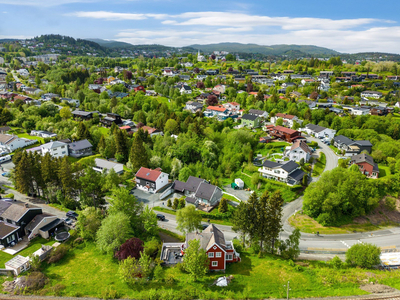 Lun og trivelig enebolig på stor, usjenert tomt