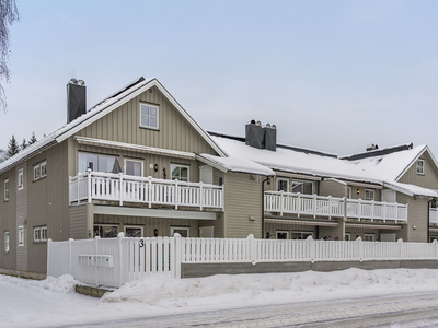 Lys, lettstelt og pen 3-roms selveiet endeleilighet i 1. etasje. Moderne bygg fra 2014. Solrik terrasse. Garasje og bod.