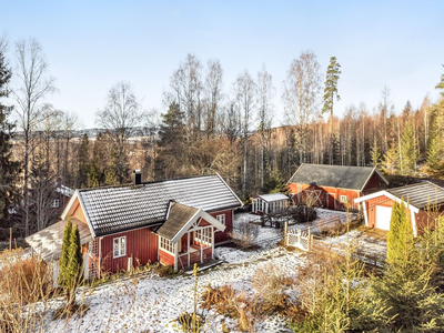 Meget sjarmerende eiendom på Kirkenær med enebolig, garasje og uthus med koselig tun i idylliske og landlige omgivelser!