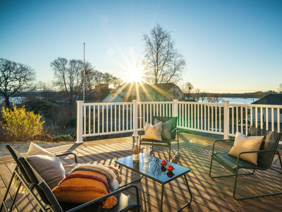 Pen enebolig med flott beliggenhet - gode sol og utsiktsforhold - stor terrasse - dobbel garasje - båtplass i marina