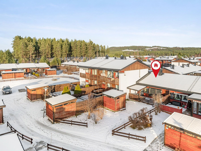 Pen, lettstelt leilighet på en flate. Solvendt terrasse og hage. Nyere kjøkken. Bod og garasje. Dobbeltboligforsikret!