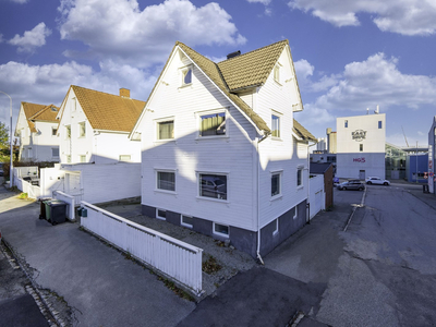 Sentral beliggende leilighet over 2 plan (2. etg + loft). Nyoppusset bad. Parkering på tomten. Felles terrasse.