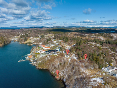 VISNING 25/3 - Sjøeiendom med sjarmerende bolig, løe, uthus og naust, samt 4 utskilte tomter