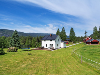 Småbruksidyll på ca. 83 daa m/ romslig enebolig, låve, stall, verksted/garasje og stabbur. Kun 25min. til Hønefoss.