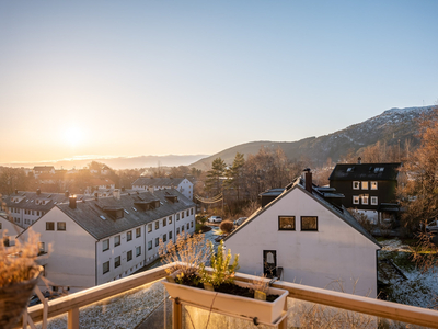 Stilfull 4-roms med hybelrom på loft - Attraktiv beliggenhet - Bad 2023, nyere kjøkken - Solrik altan - Nydelig utsikt