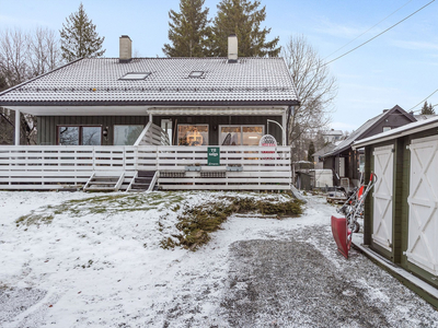 Lys 1/2 vertikaldelt tomannsbolig | Kjeller m/egen inngang | Veranda og terrasse | Hage | Parkering | Peis | Oppussing