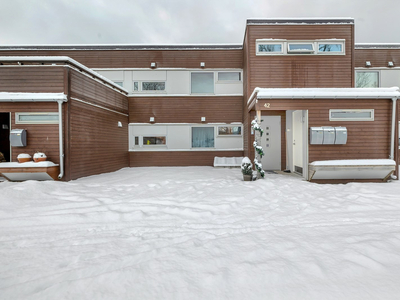 Stor 3-roms leilighet med vestvendt markterrasse og skjermet uteområde. Garasjeplass.