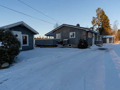 Stor og koselig eiendom med landlig beliggenhet. Enebolig på én flate med flere nyere oppgraderinger. Anneks og uthus.