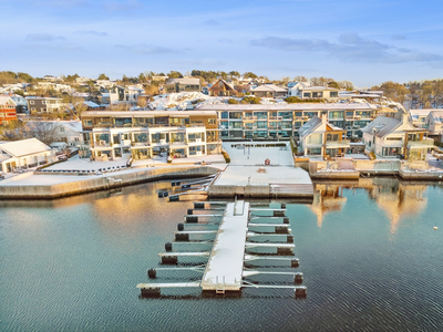 Stor selveiet leilighet i toppetasje, heis, solrik balkong, garasjeplass og lekker sjøutsikt. Egen brygge for sameiet.