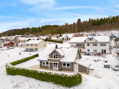 Svarstad - Flott familiebolig med fin utsikt, ny peis og stor, ny terrasse. Lekkert oppusset bad, stue og kjøkken.